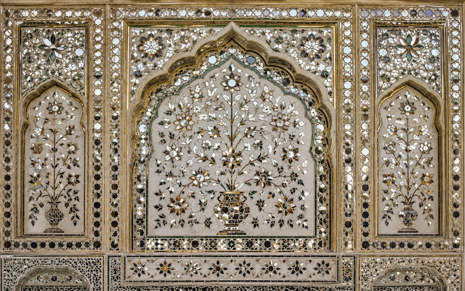Traditional Thikri mirror art — Jaipur Gold Leaf
